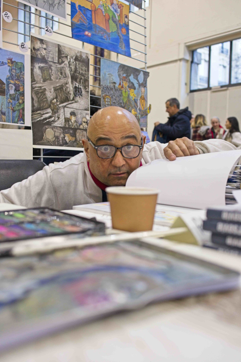 Didier Zuili au stand des éditions Lilianne Marouani